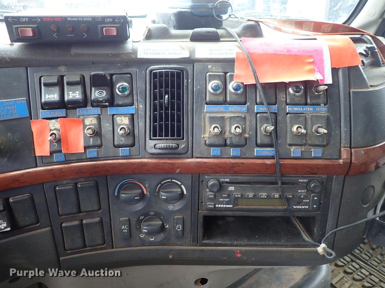 image for item DC1352 2008 Volvo VHD hydrovac truck