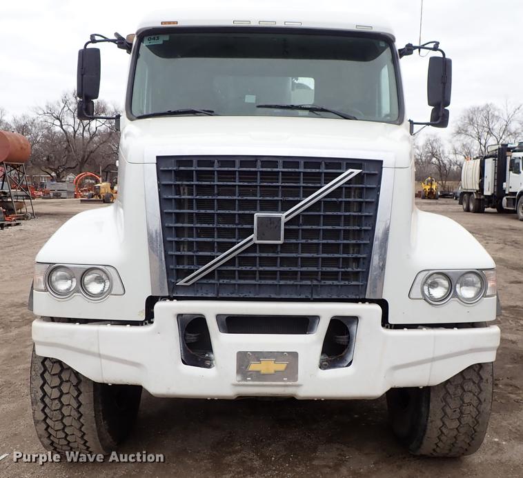 image for item DC1353 2011 Volvo VHD hydrovac truck
