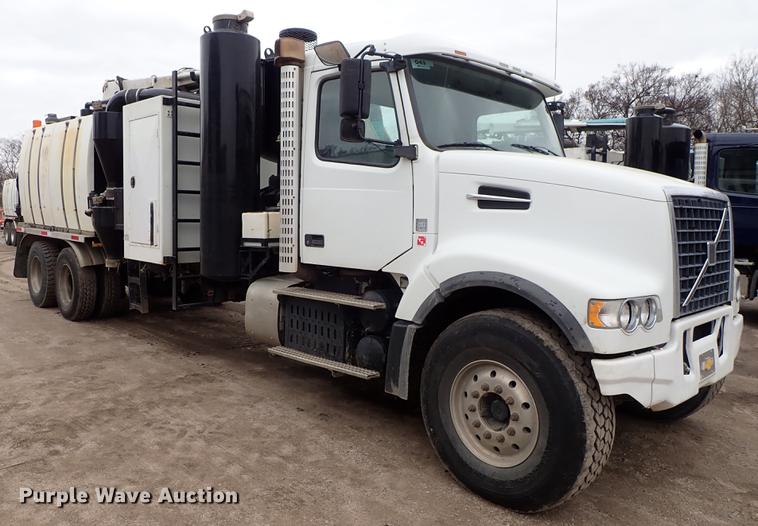 image for item DC1353 2011 Volvo VHD hydrovac truck