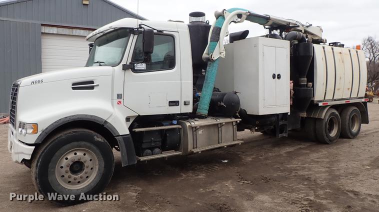 image for item DC1353 2011 Volvo VHD hydrovac truck