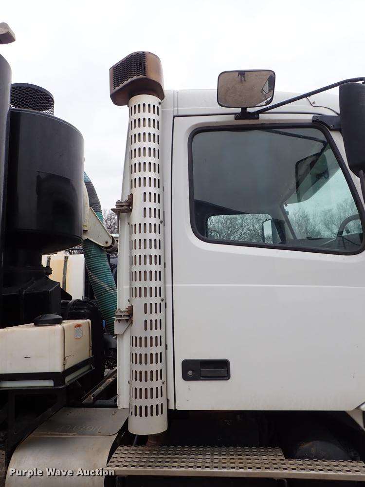 image for item DC1353 2011 Volvo VHD hydrovac truck