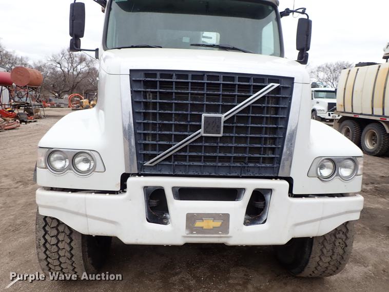 image for item DC1353 2011 Volvo VHD hydrovac truck