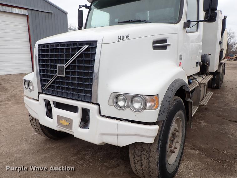 image for item DC1353 2011 Volvo VHD hydrovac truck