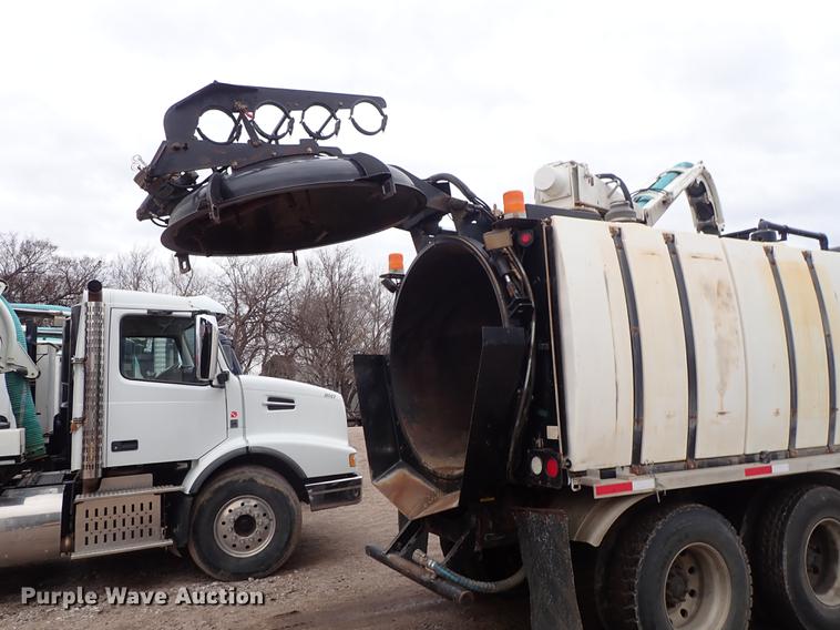 image for item DC1353 2011 Volvo VHD hydrovac truck