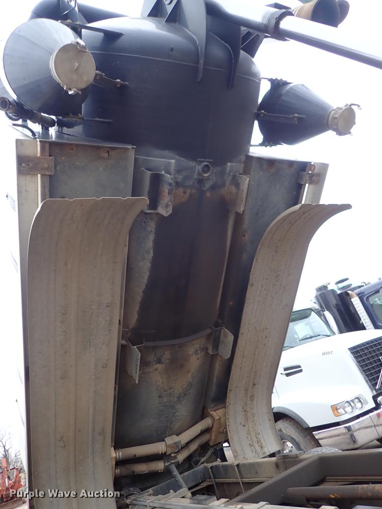 image for item DC1353 2011 Volvo VHD hydrovac truck