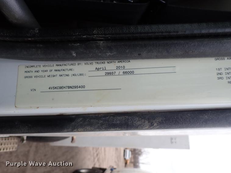 image for item DC1353 2011 Volvo VHD hydrovac truck