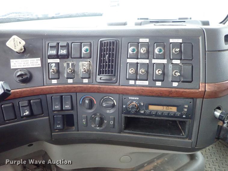 image for item DC1353 2011 Volvo VHD hydrovac truck