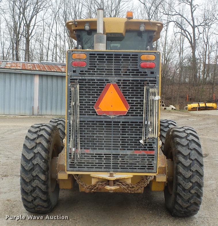 image for item DD2310 2005 John Deere 670D motor grader