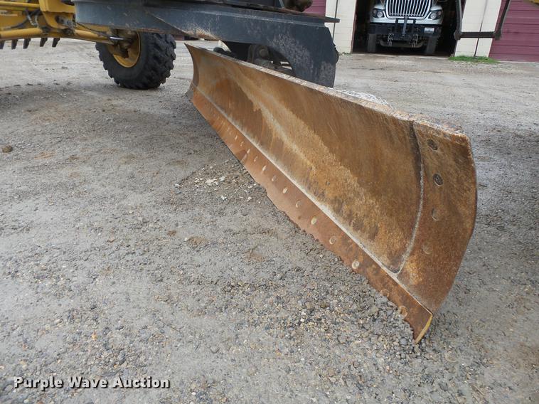 image for item DD2310 2005 John Deere 670D motor grader