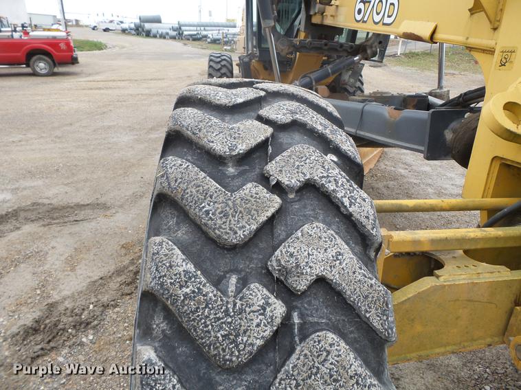 image for item DD2310 2005 John Deere 670D motor grader