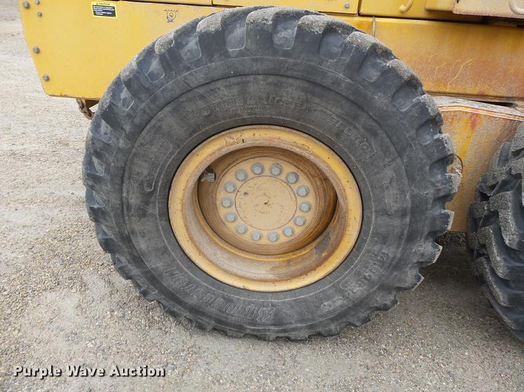 image for item DD2310 2005 John Deere 670D motor grader