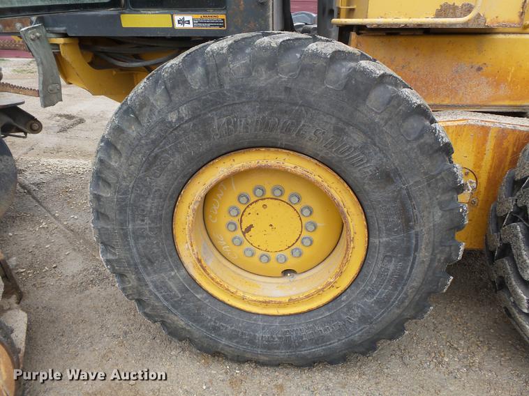 image for item DD2310 2005 John Deere 670D motor grader