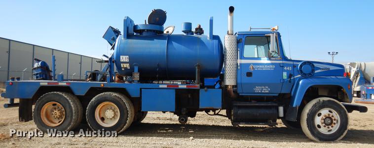 image for item DD3616 1996 Ford LT9000 flatbed water truck