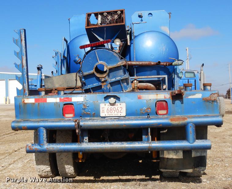 image for item DD3616 1996 Ford LT9000 flatbed water truck