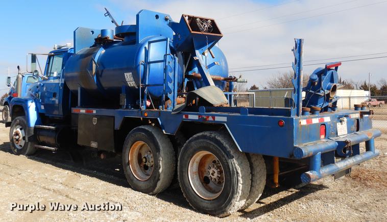 image for item DD3616 1996 Ford LT9000 flatbed water truck