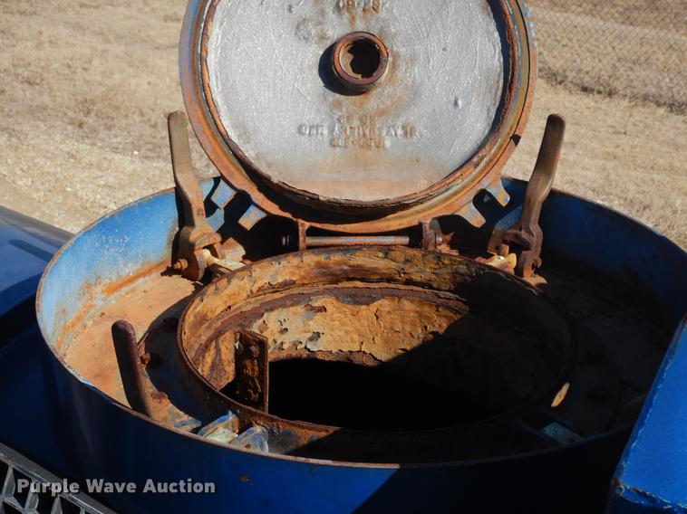 image for item DD3616 1996 Ford LT9000 flatbed water truck