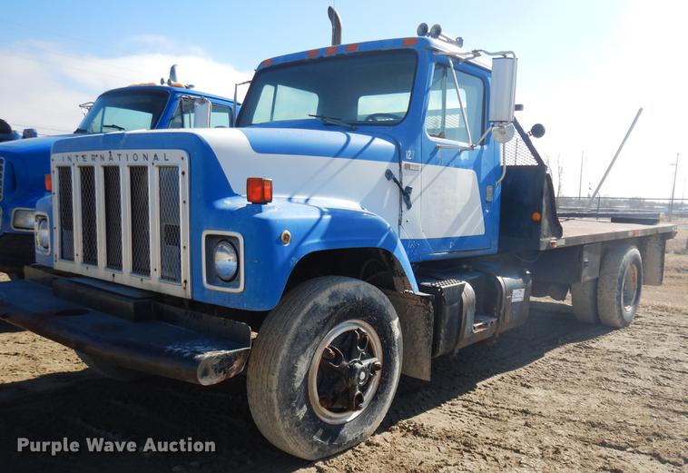 image for item DD3620 1981 International 2574 flatbed truck