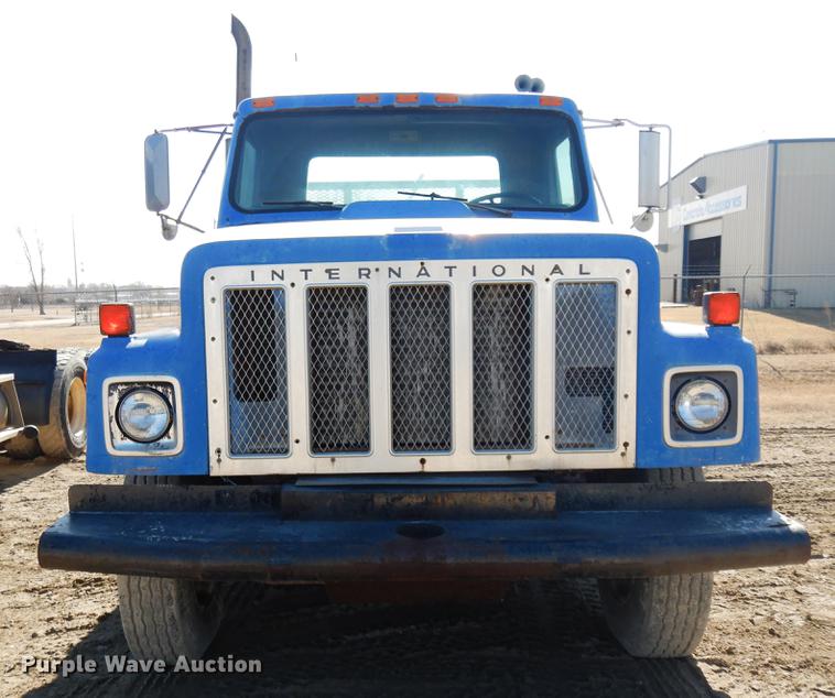 image for item DD3620 1981 International 2574 flatbed truck
