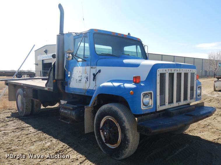 image for item DD3620 1981 International 2574 flatbed truck