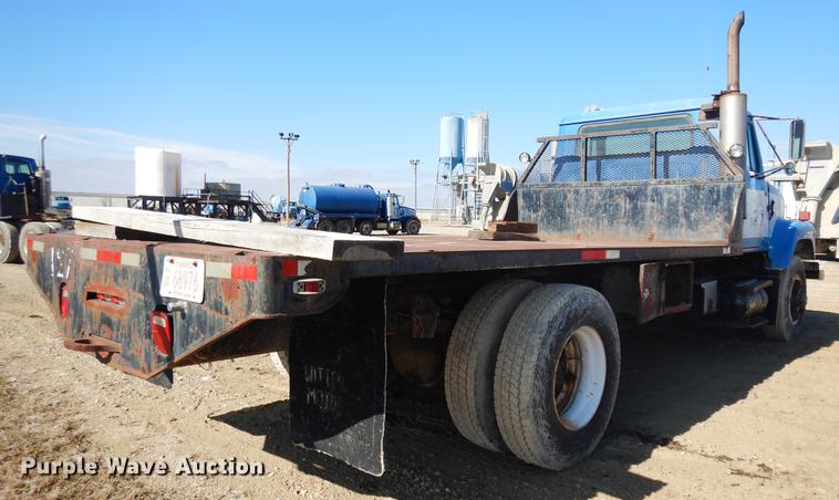 image for item DD3620 1981 International 2574 flatbed truck