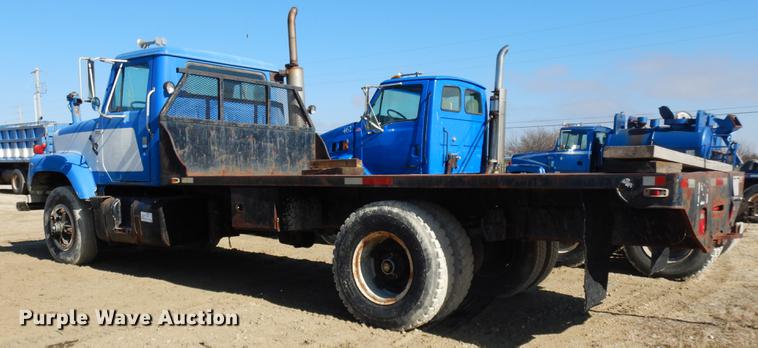 image for item DD3620 1981 International 2574 flatbed truck