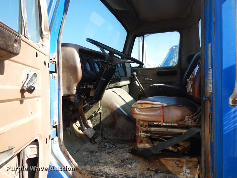 image for item DD3620 1981 International 2574 flatbed truck