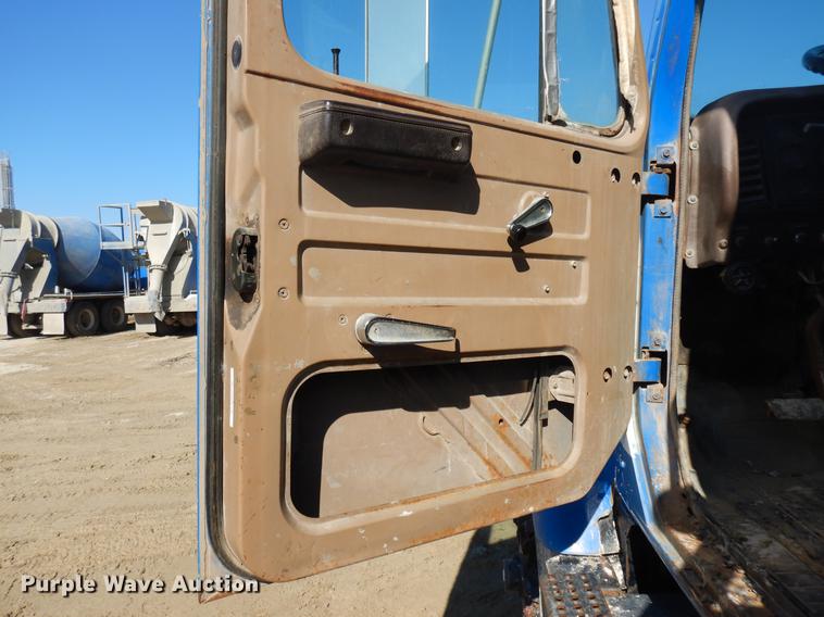 image for item DD3620 1981 International 2574 flatbed truck