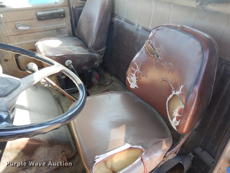 image for item DD3620 1981 International 2574 flatbed truck