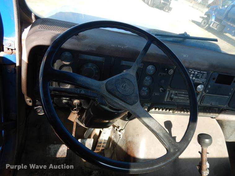 image for item DD3620 1981 International 2574 flatbed truck