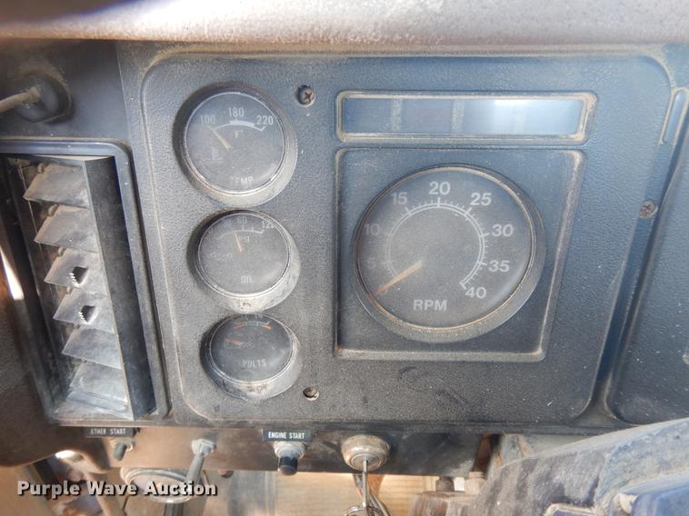 image for item DD3620 1981 International 2574 flatbed truck