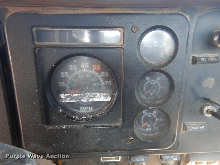 image for item DD3620 1981 International 2574 flatbed truck