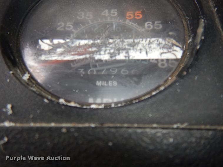 image for item DD3620 1981 International 2574 flatbed truck