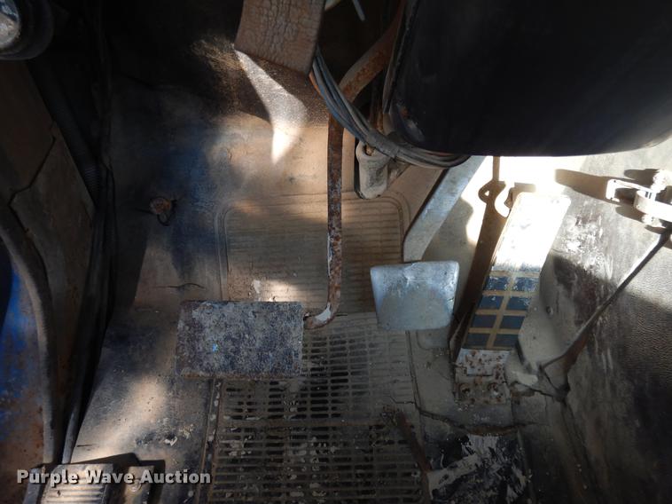 image for item DD3620 1981 International 2574 flatbed truck