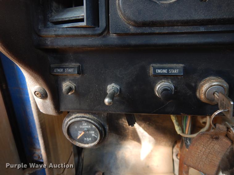 image for item DD3620 1981 International 2574 flatbed truck