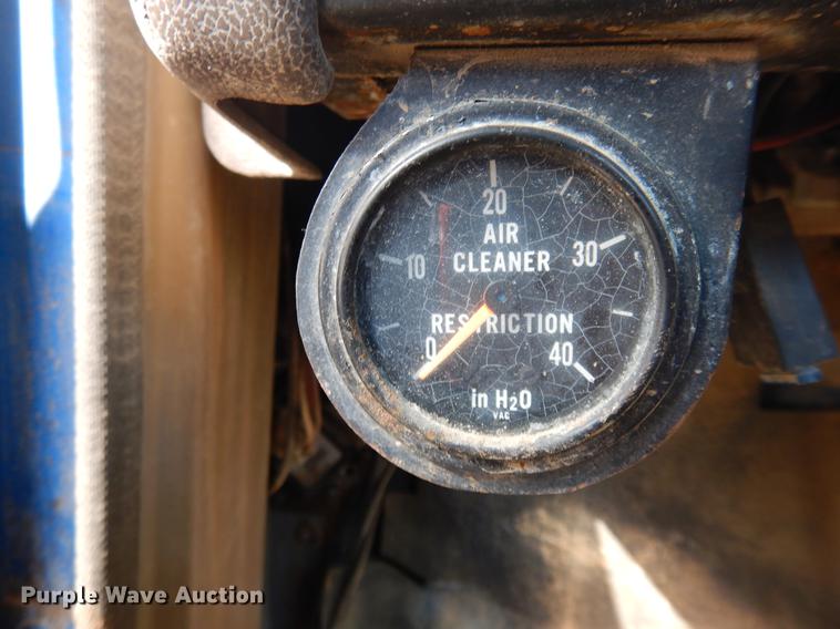 image for item DD3620 1981 International 2574 flatbed truck