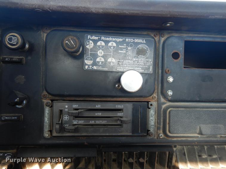 image for item DD3620 1981 International 2574 flatbed truck