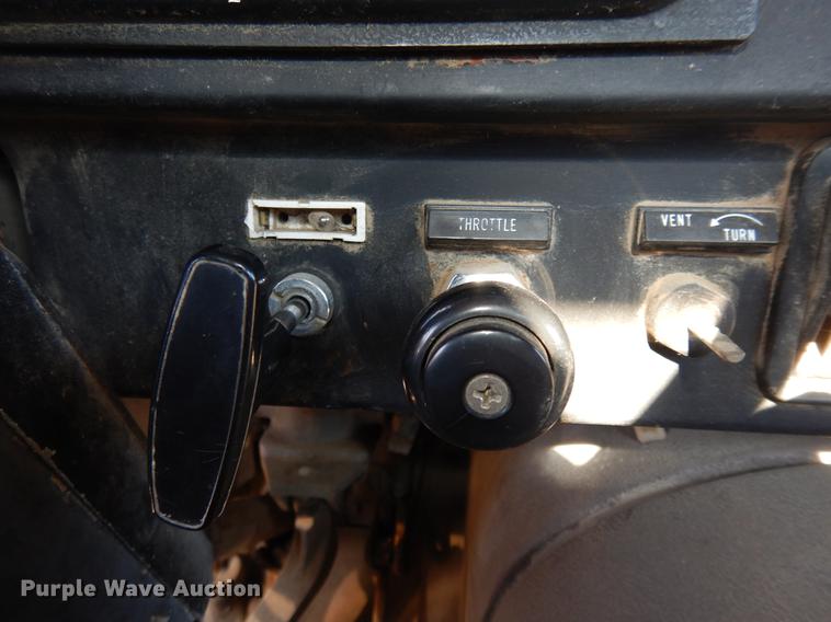 image for item DD3620 1981 International 2574 flatbed truck