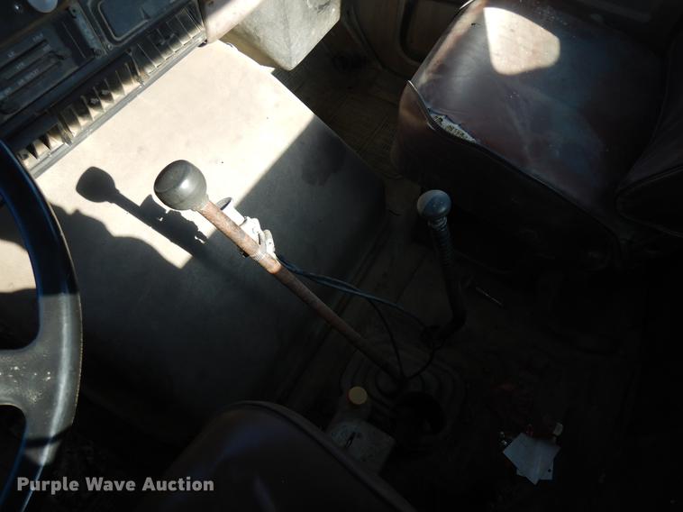 image for item DD3620 1981 International 2574 flatbed truck