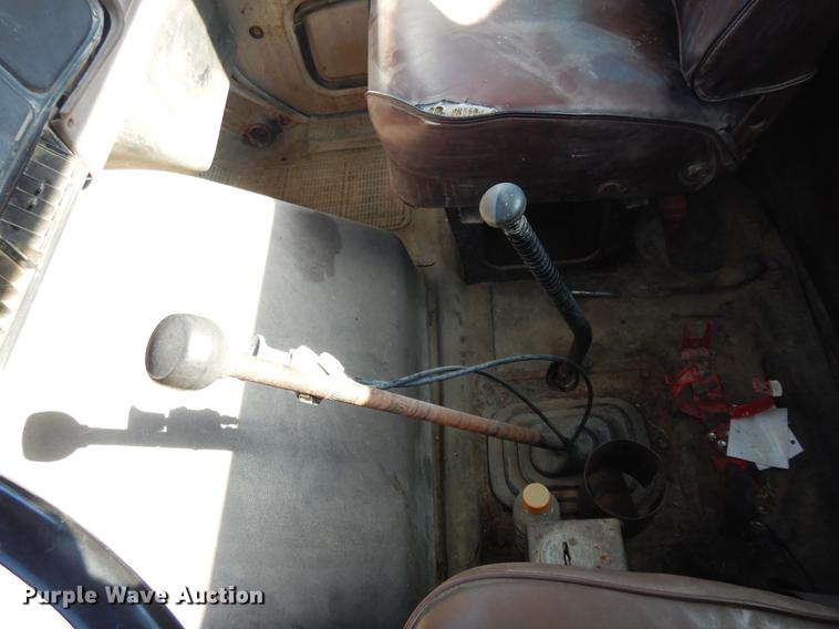 image for item DD3620 1981 International 2574 flatbed truck