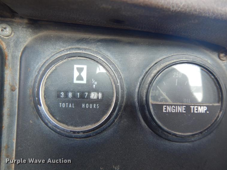 image for item DD3620 1981 International 2574 flatbed truck