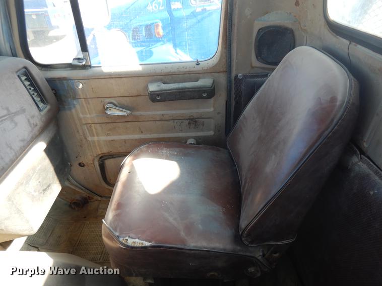 image for item DD3620 1981 International 2574 flatbed truck