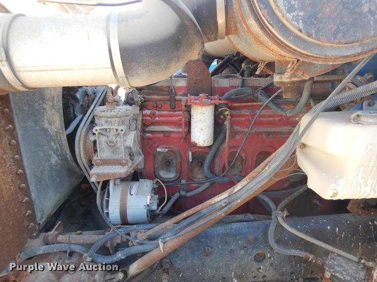 image for item DD3620 1981 International 2574 flatbed truck