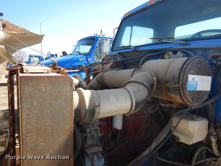 image for item DD3620 1981 International 2574 flatbed truck