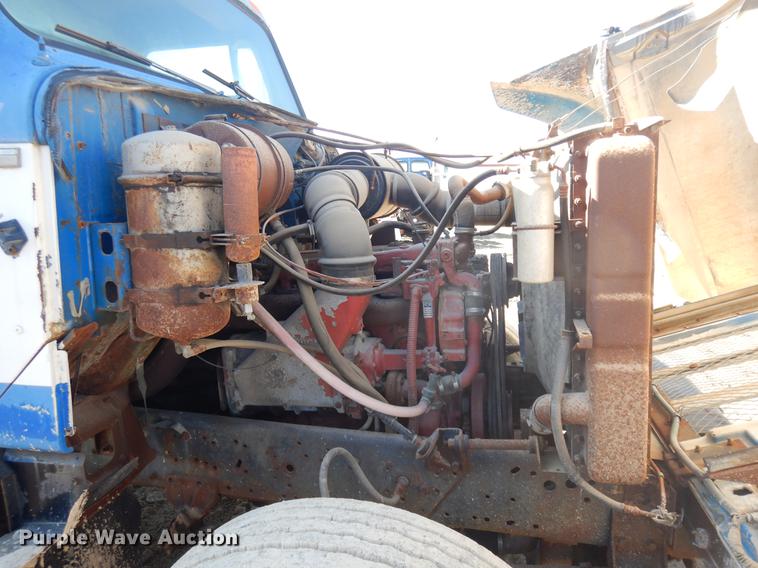 image for item DD3620 1981 International 2574 flatbed truck