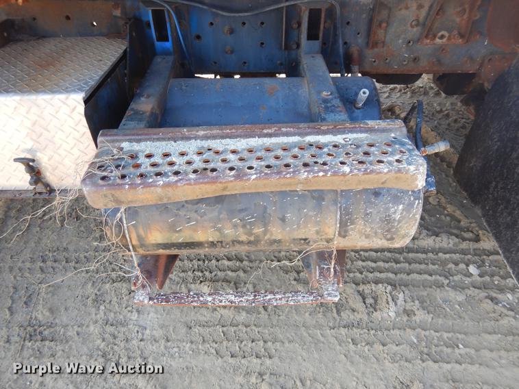 image for item DD3620 1981 International 2574 flatbed truck