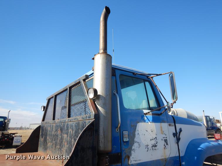 image for item DD3620 1981 International 2574 flatbed truck