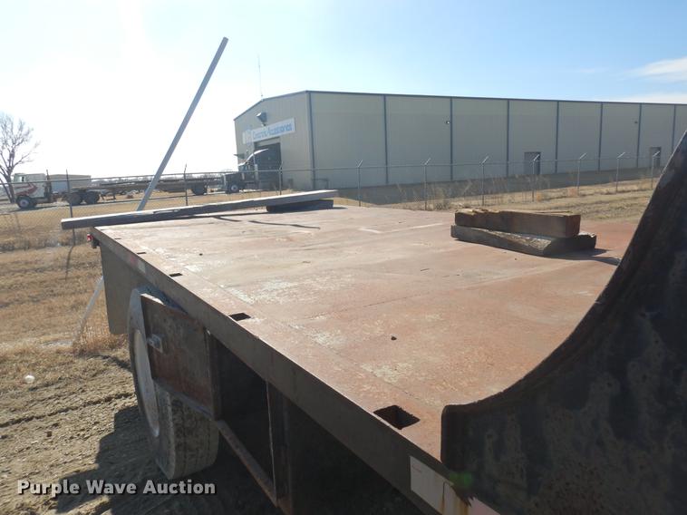 image for item DD3620 1981 International 2574 flatbed truck