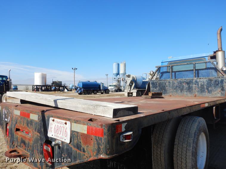 image for item DD3620 1981 International 2574 flatbed truck