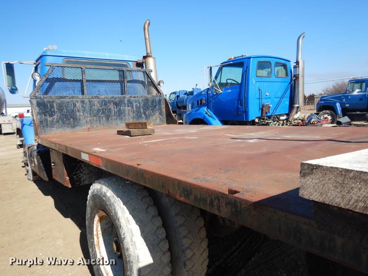 image for item DD3620 1981 International 2574 flatbed truck