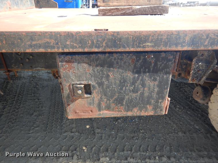 image for item DD3620 1981 International 2574 flatbed truck